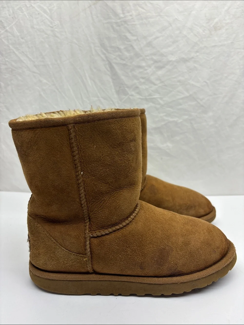 UGG Chestnut Short Suede Shearling Boots, SZ 5 for big girl, box 39